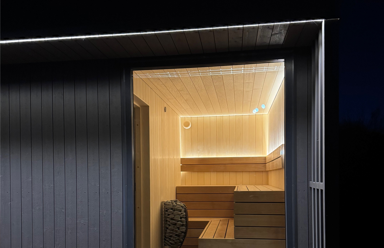 Klaasist uksega saunamaja